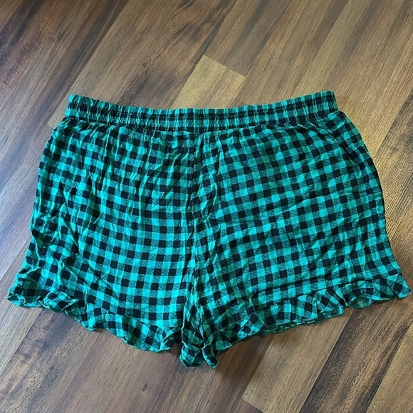 NWT Torrid 3X High Waist Elastic Plastic Green and Black Shorts Ruffled Bottom - Picture 3 of 10
